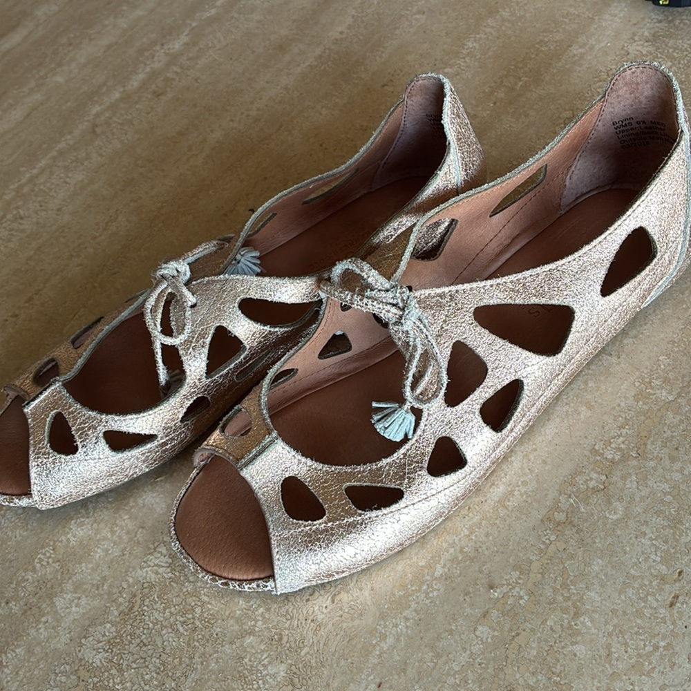 GENTLE SOULS by KENNETH COLE 'Brynn’ Leather Sandals, metallic bronze. 9.5M - Picture 8 of 16